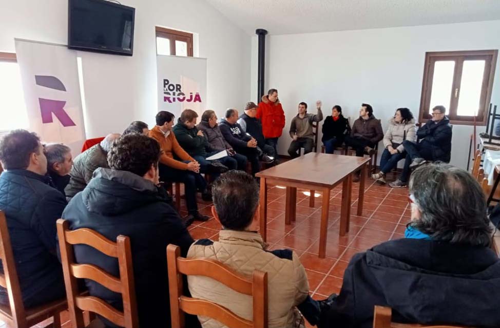 Miembros del equipo de Por La Rioja escuchando los problemas de la gente rural