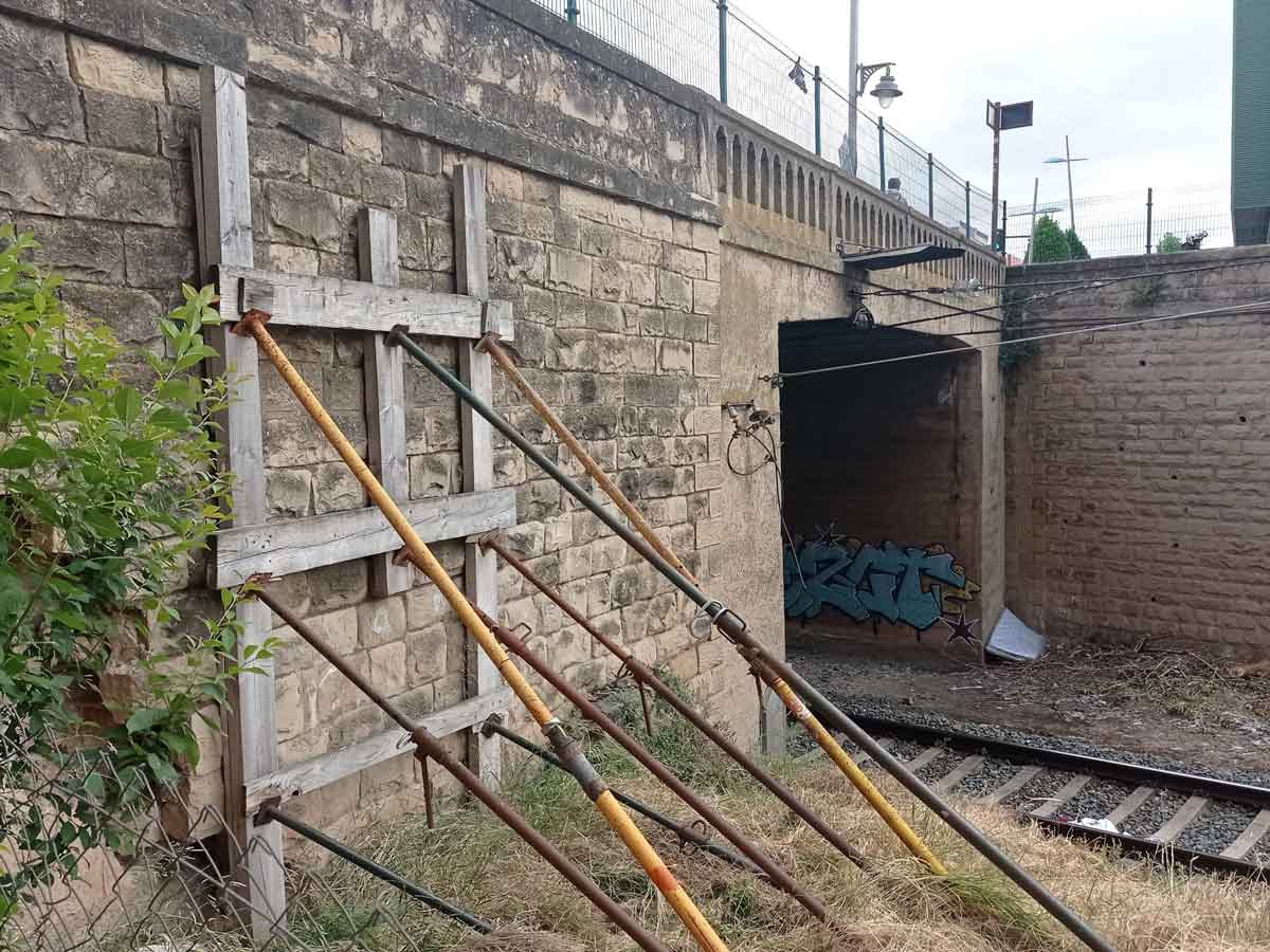 Por La Rioja exige una revisión urgente del puente sobre la vía del tren entre Murrieta y Paula Montal