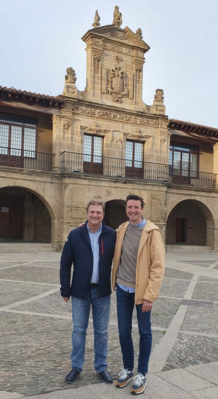 Oscar Reina, candidato de Por La Rioja a la alcaldía de Santo Domingo de la Calzada junto al Secretario General, Alberto Bretón