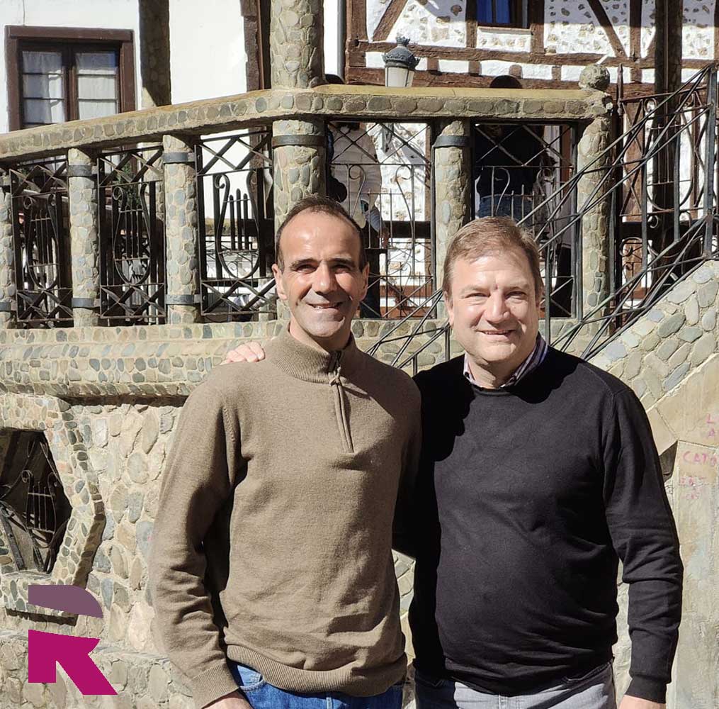 Unai Azcuna, candidato de Por La Rioja a la alcaldía de Ezcaray, junto al secretario general - Alberto Bretón -.