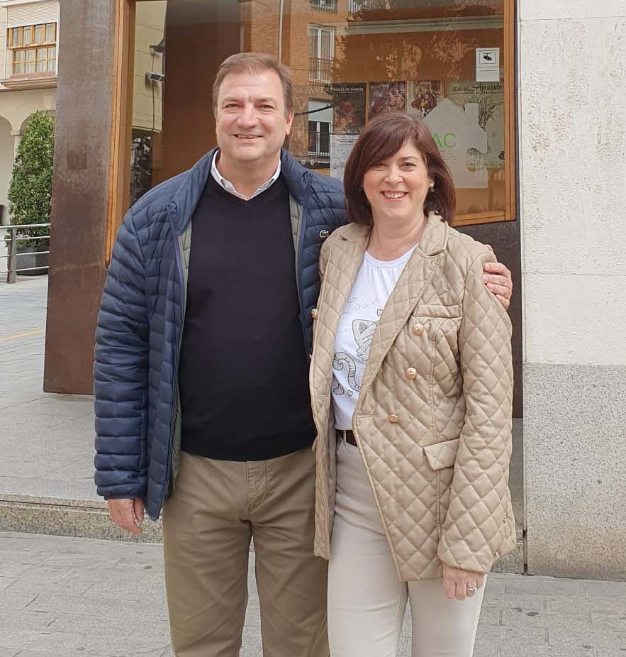 Ana Pérez, candidata a la alcaldía de Arnedo, junto al secretario general de Por La Rioja, Alberto Bretón