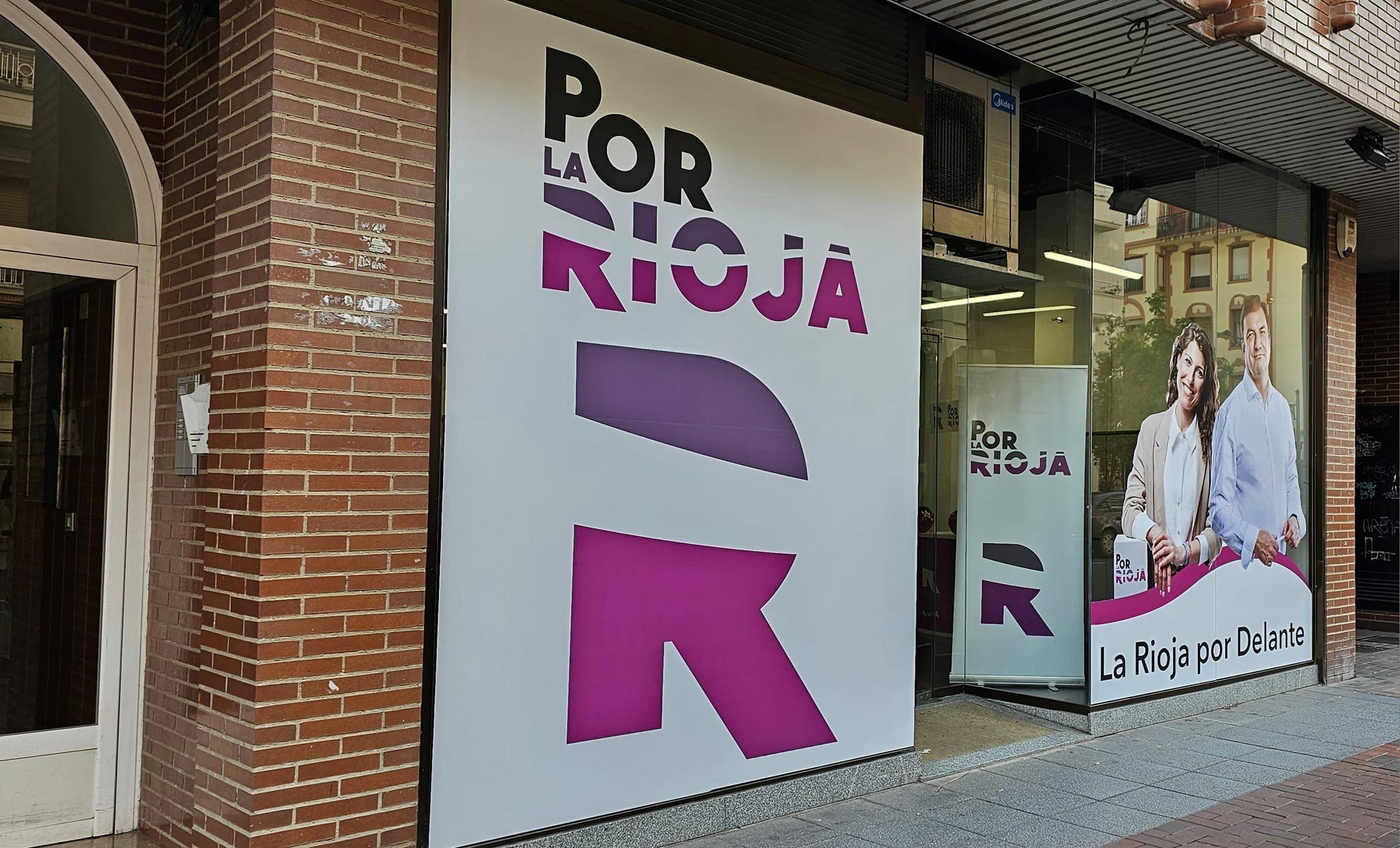 Cristalera completamente vinilada con la identidad de Por La Rioja