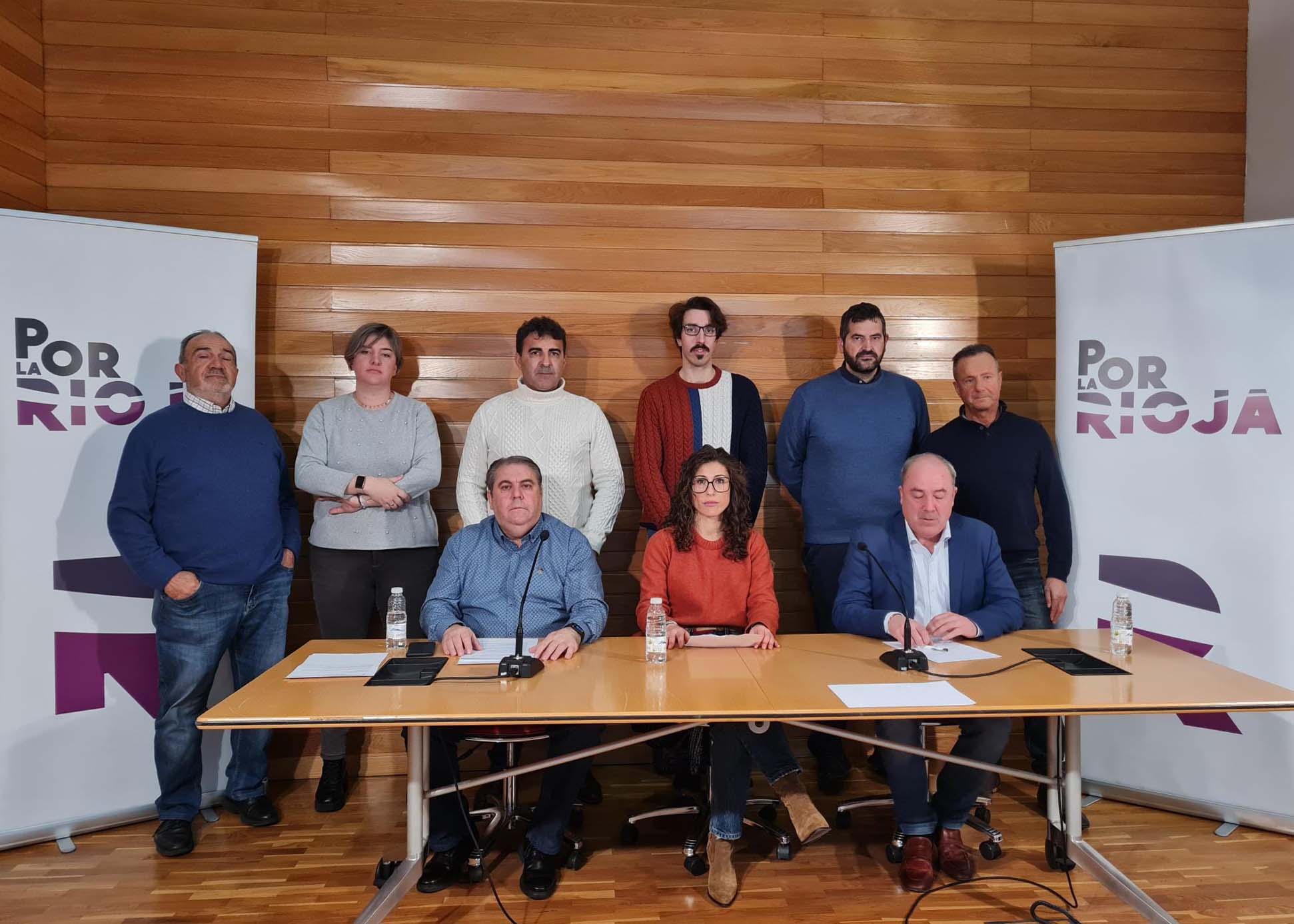 Concejales y equipo de «Por La Rioja» piediendo una ley contra la despoblacion en la casa de los periodistas