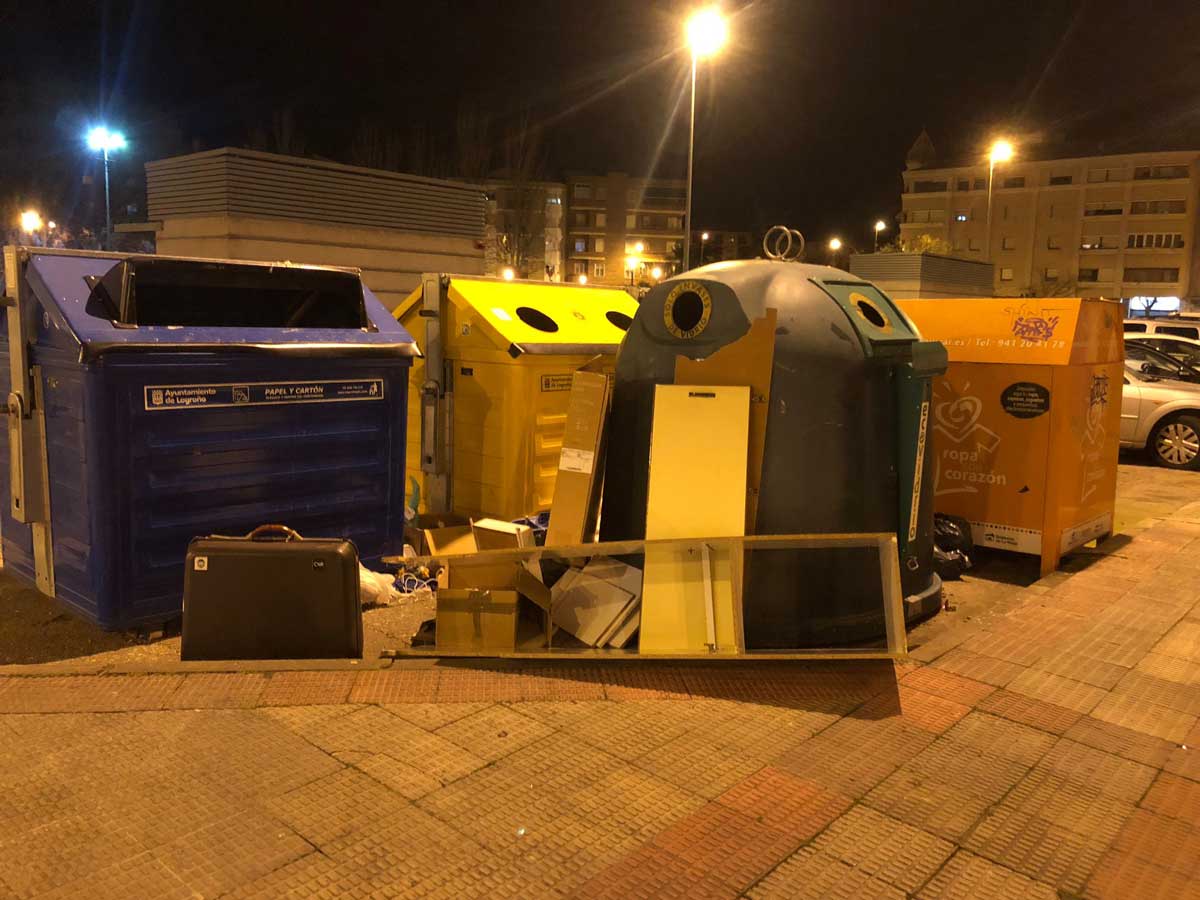 Basura acumulada junto a los contenedores en Logroño