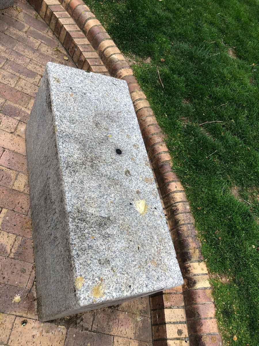 Banco de La Glorieta de Logroño con acumulación de excrementos de aves.