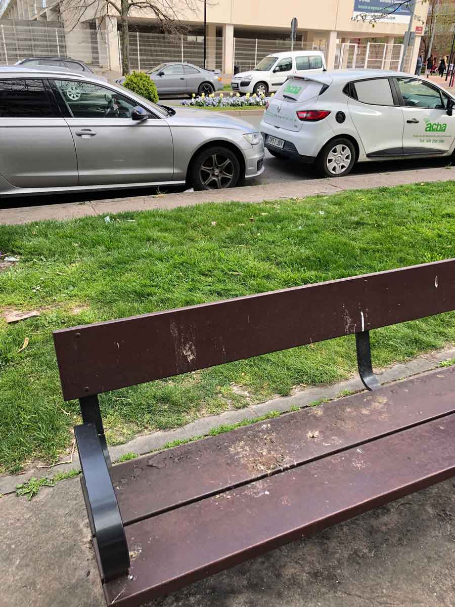 Banco del Paseo del Prior de Logroño con acumulación de excrementos de aves.