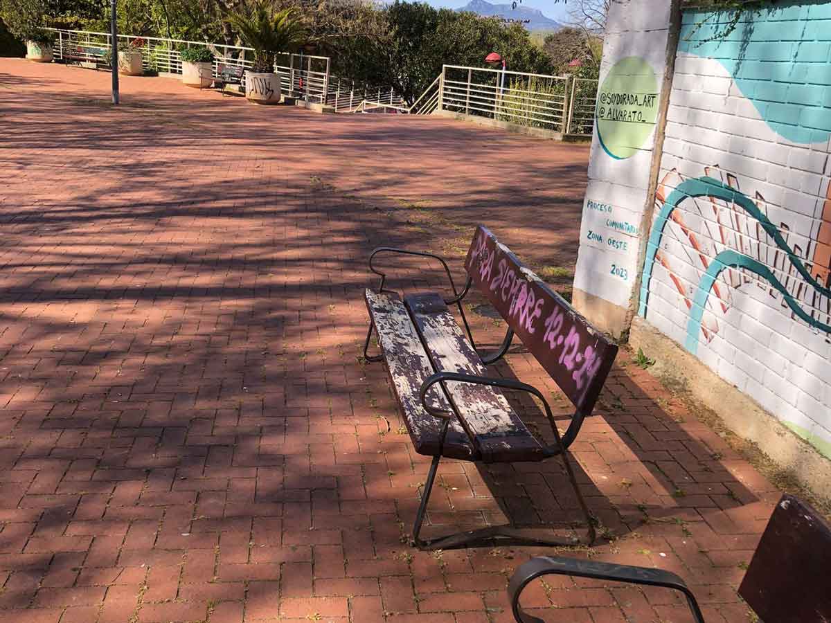 Banco de los Jardines de Valbuena de Logroño con acumulación de excrementos de aves.