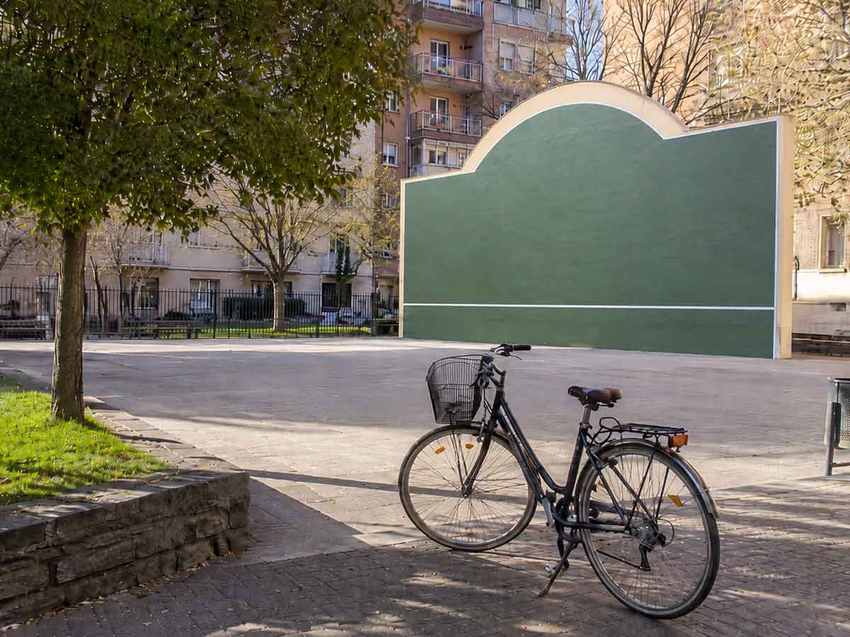 Bicicleta urbana y frontis en un barrio de Logroño