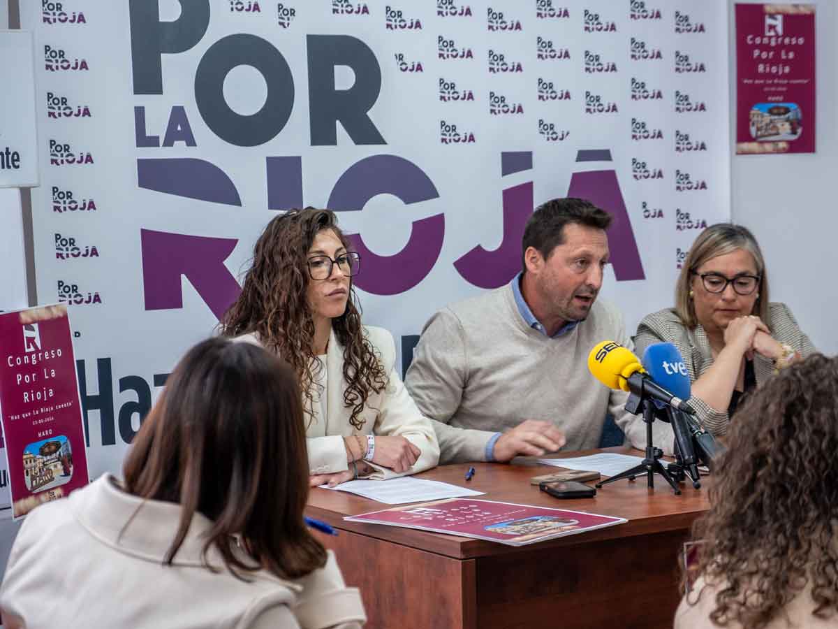 Intervención de un representante de POR LA RIOJA durante la rueda de prensa sobre el Congreso Extraordinario.