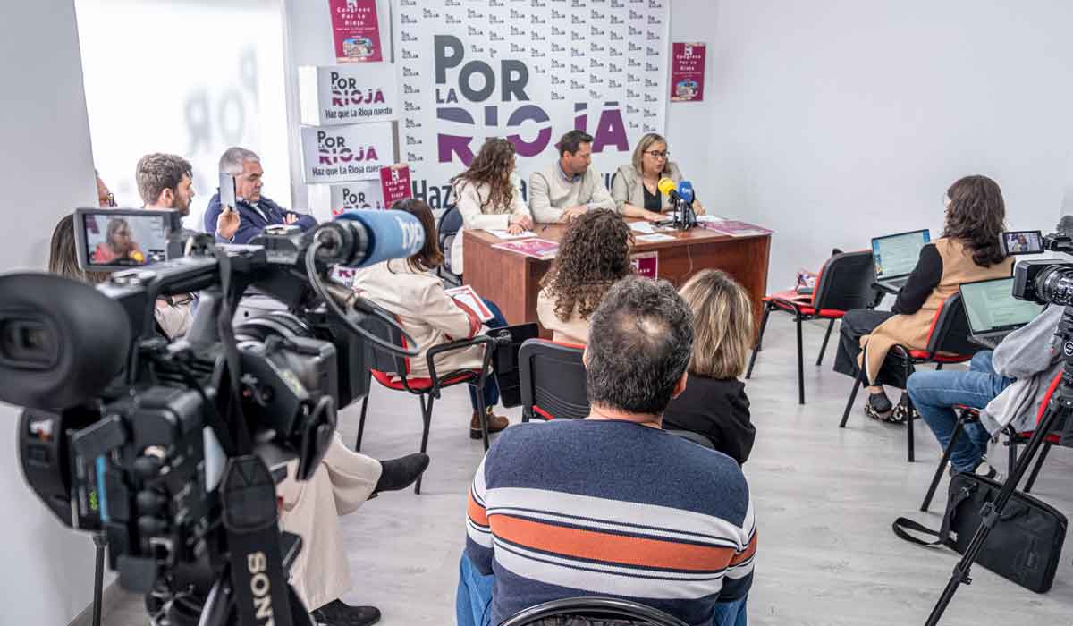 Cámaras y periodistas durante la presentación del Congreso Extraordinario de POR LA RIOJA.