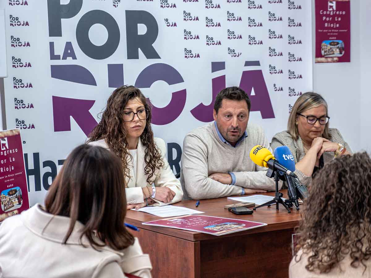 Tres representantes de POR LA RIOJA durante una rueda de prensa ante los medios de comunicación.