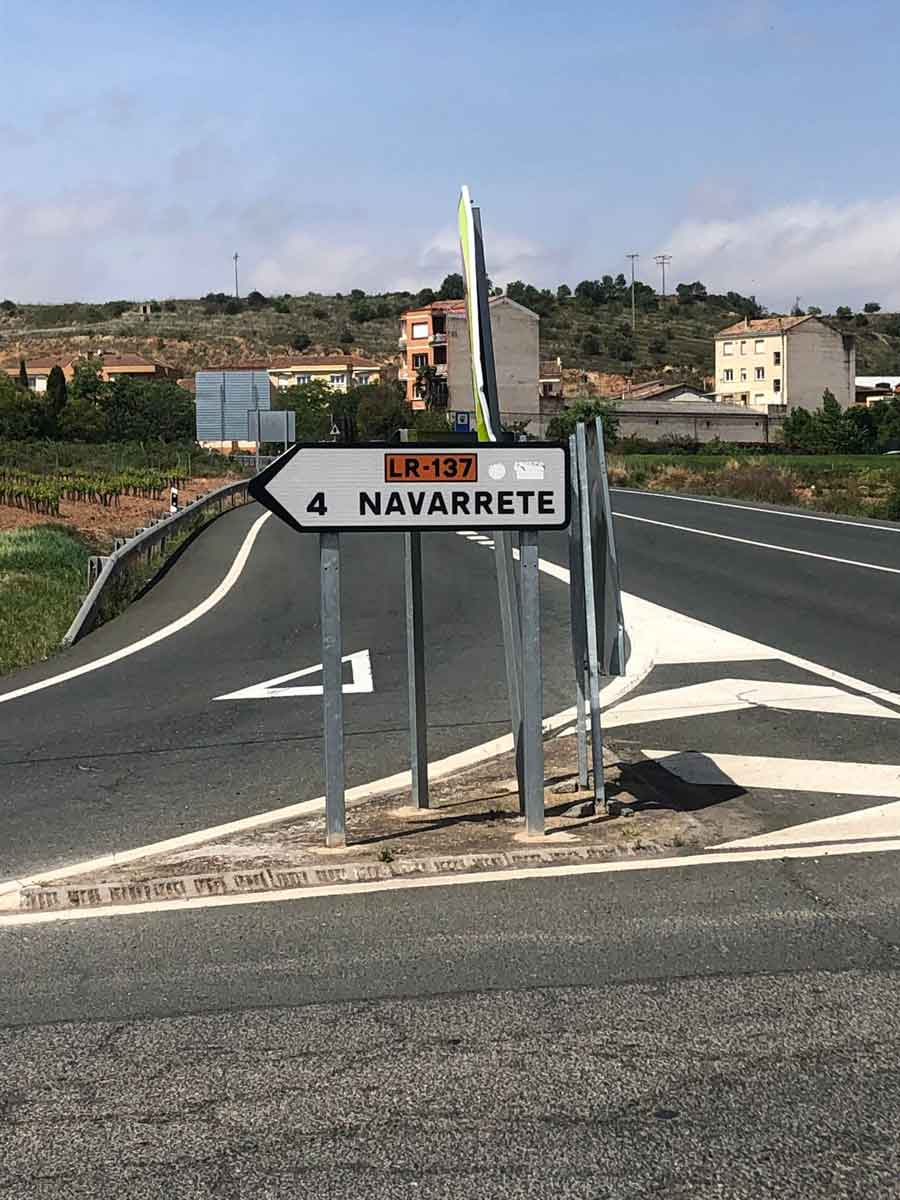 Señal de la LR-137 que indica el acceso hacia Navarrete.