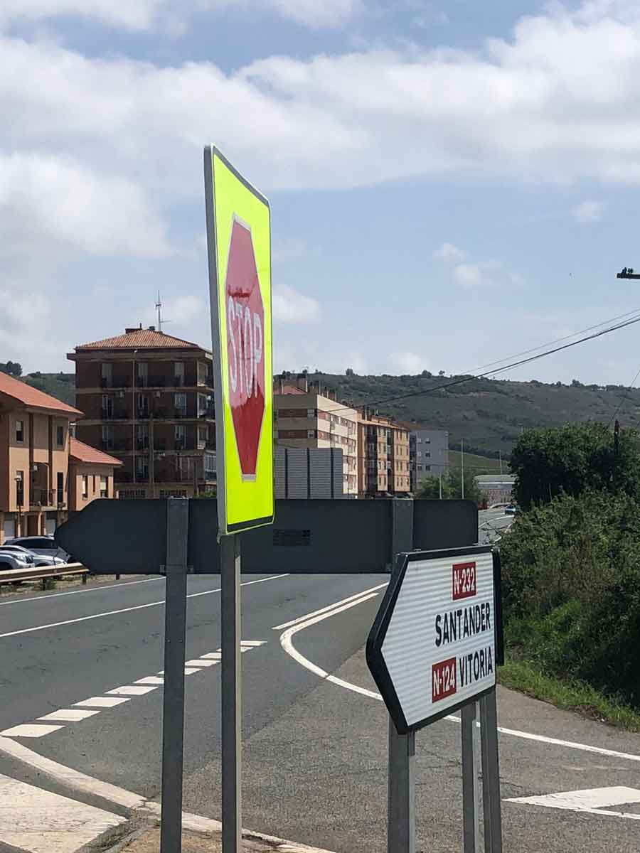 Señal de STOP y panel direccional de la N-232 en una intersección de carretera.