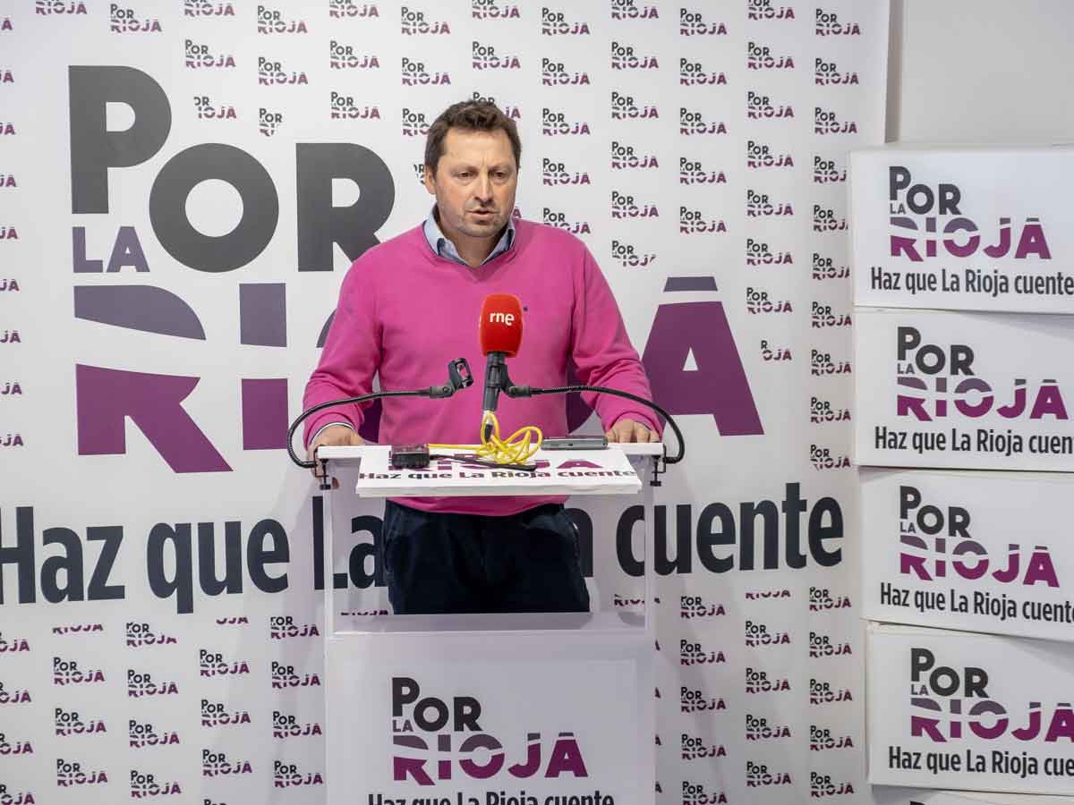 Miguel Gómez Ijalba interviene ante los medios desde un atril de POR LA RIOJA.