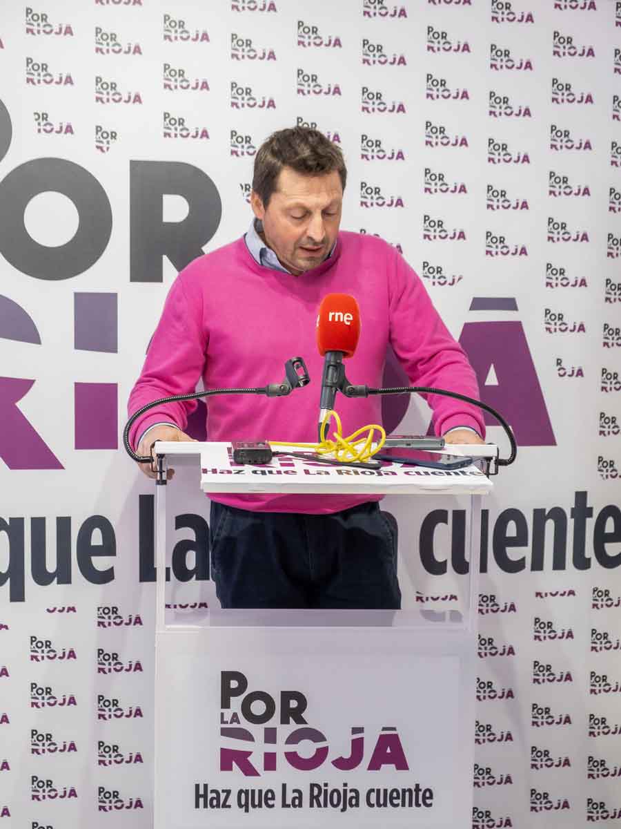 Miguel Gómez Ijalba consulta sus notas durante una comparecencia de POR LA RIOJA.