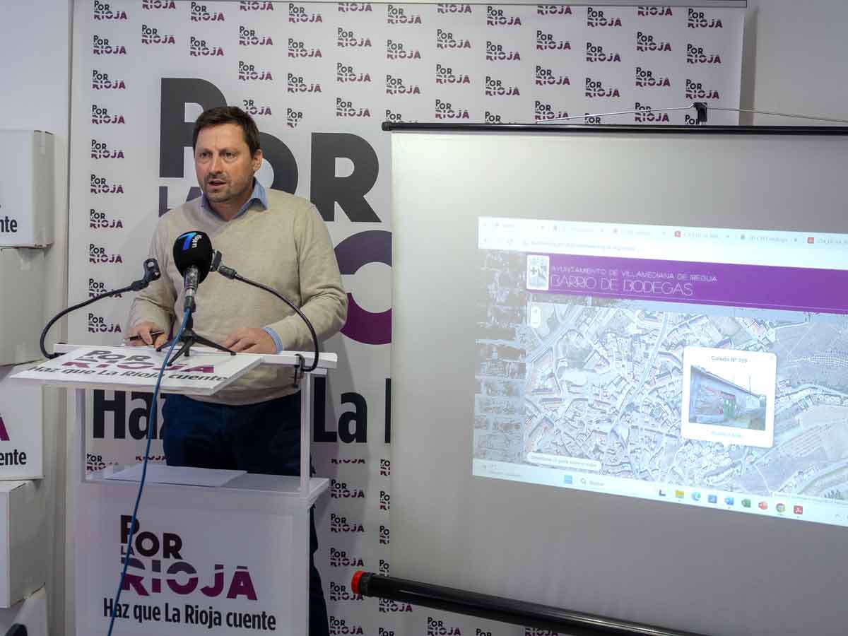 Miguel Gómez Ijalba interviene junto a una proyección del mapa del Barrio de Bodegas de Villamediana.