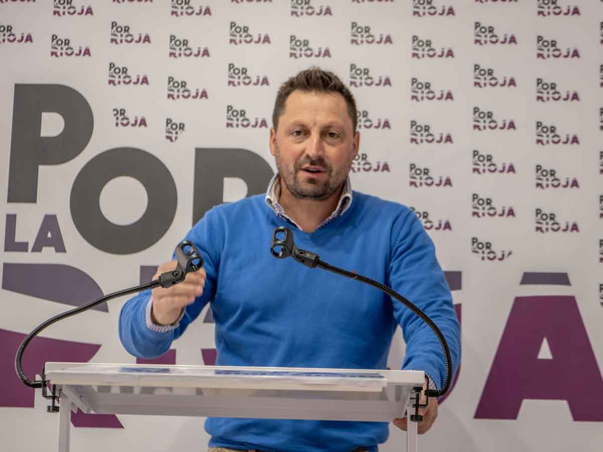 Miguel Gómez Ijalba interviene ante un atril de Por La Rioja