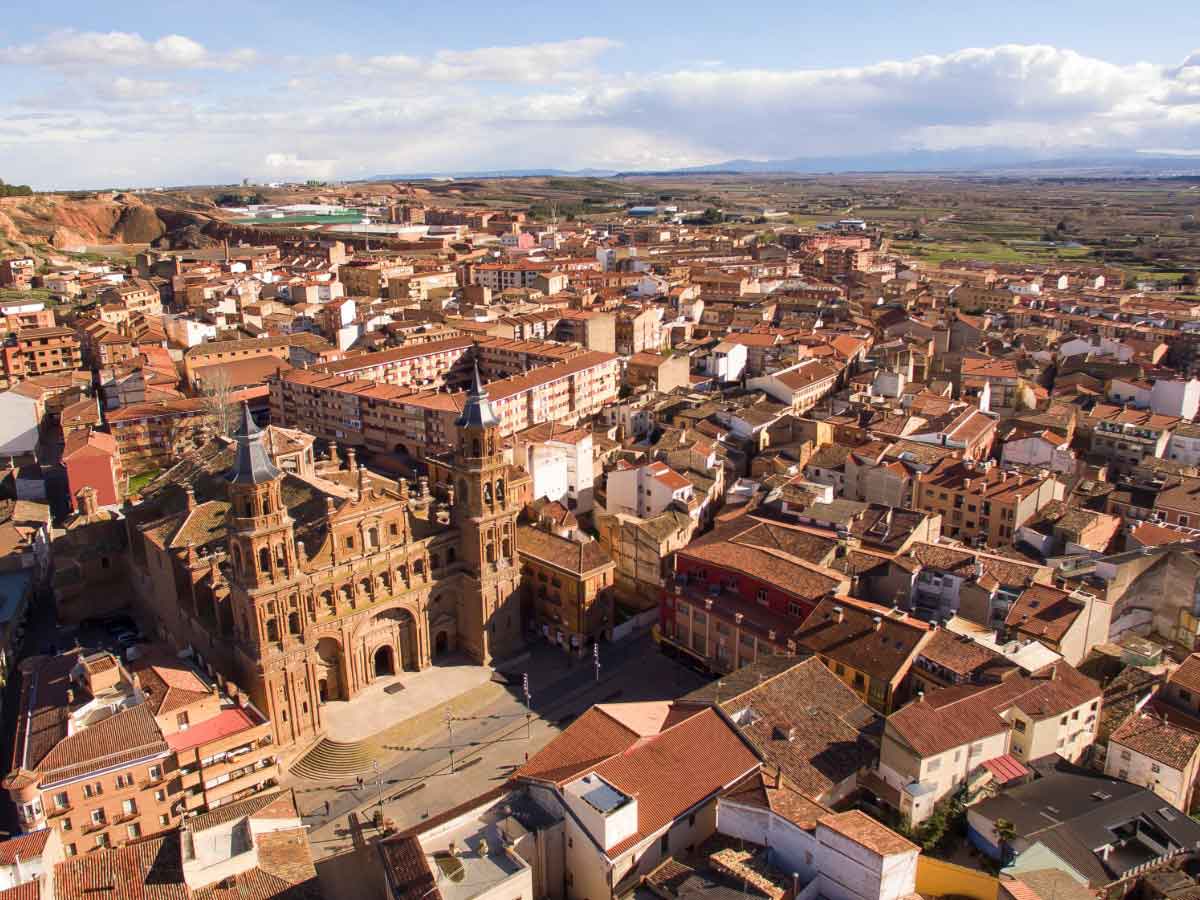 Vista aérea de la Colegiata de San Miguel Arcángel y el entramado urbano de tejados rojos en la Comarca de Alfaro, La Rioja.