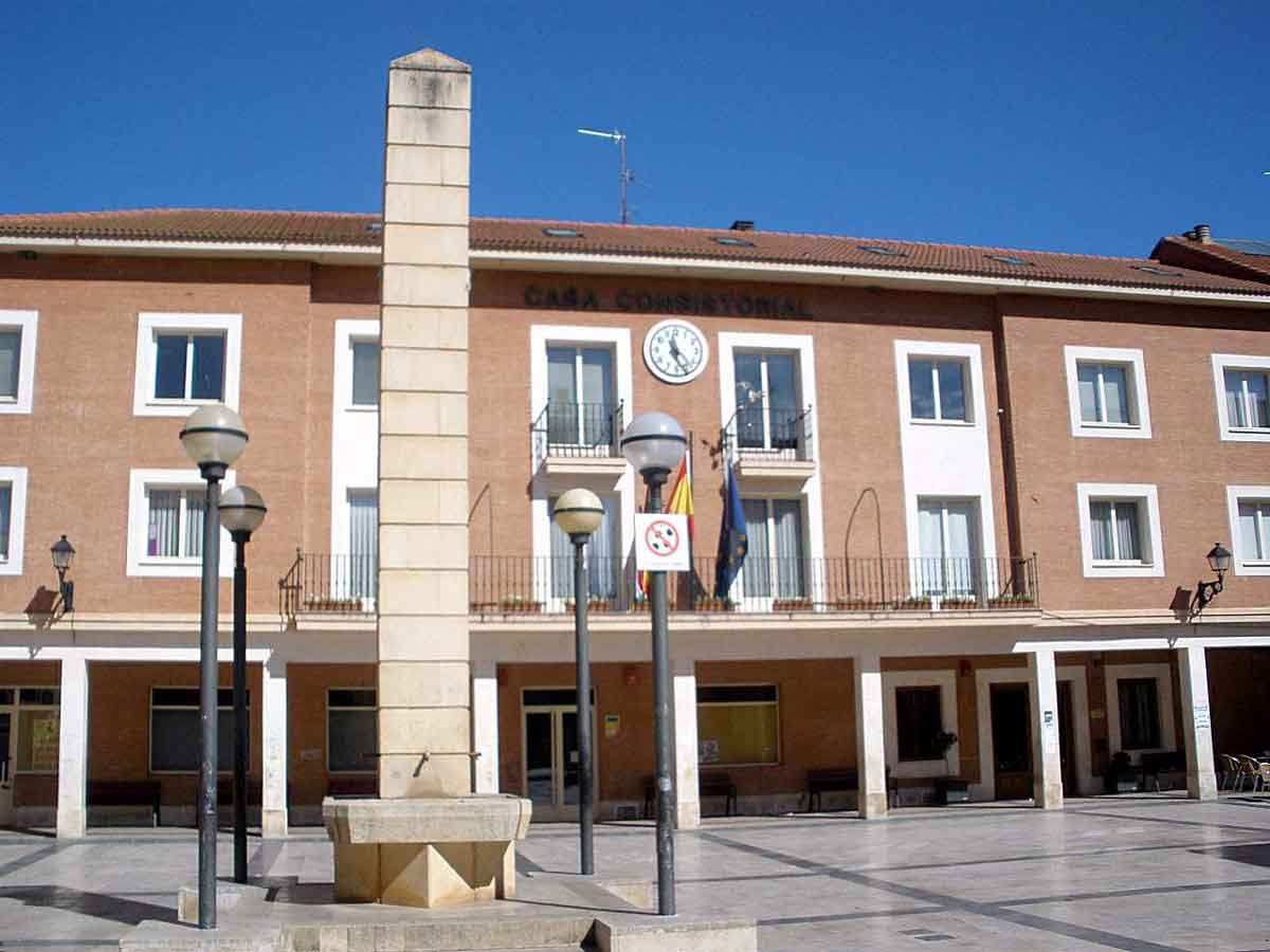 Fachada del Ayuntamiento de Lardero (Casa Consistorial) y la fuente de piedra de la plaza.