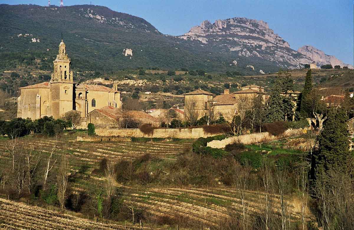 Vista de Ábalos con la iglesia de San Esteban y la Sierra de Cantabria al fondo