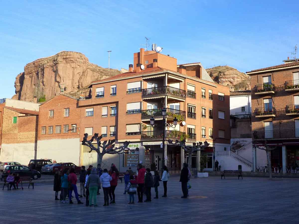 Plaza y casco urbano de Albelda de Iregua con las peñas al fondo
