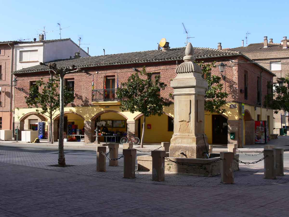 Plaza de Alesanco con fuente y edificio del Ayuntamiento