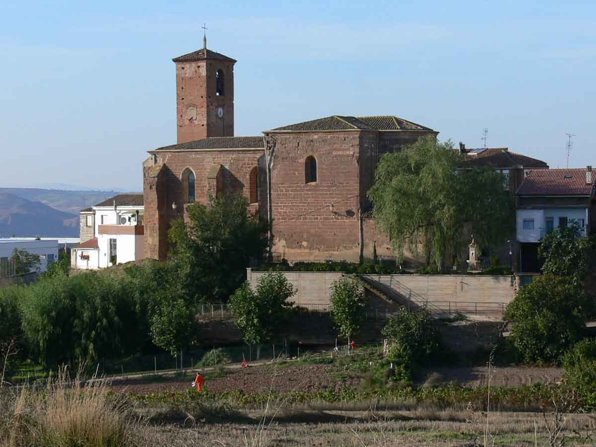 Vista de la iglesia de San Martín y del entorno rural de Alesón, La Rioja