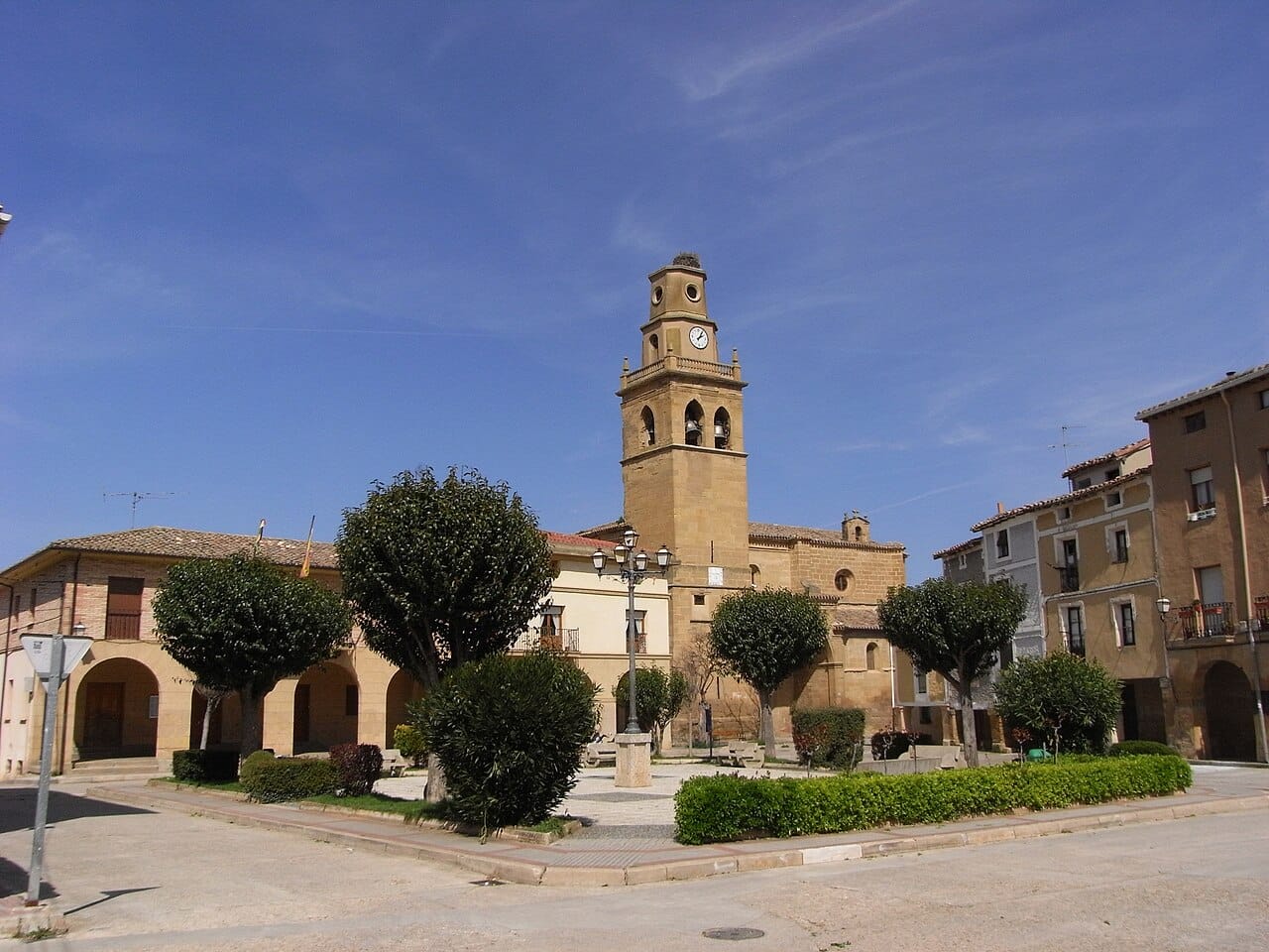 Plaza de Anguciana con la iglesia de San Martín al fondo