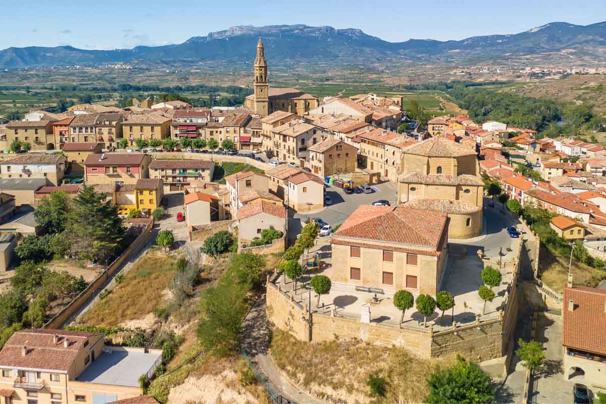 Vista aérea de Briones con la iglesia de Nuestra Señora de la Asunción y la Sierra de Cantabria al fondo