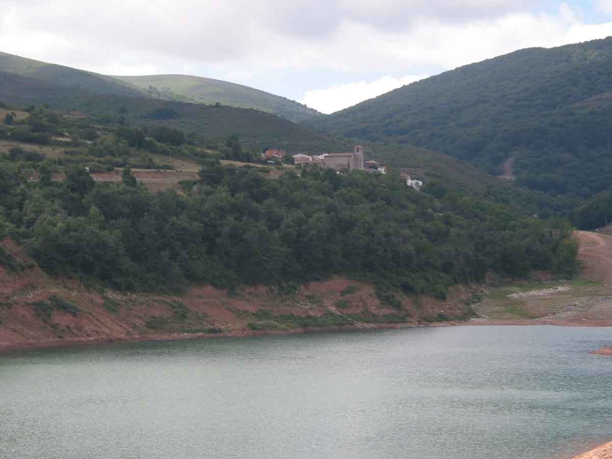 Vista de Castroviejo en el valle del Yalde rodeado de montes
