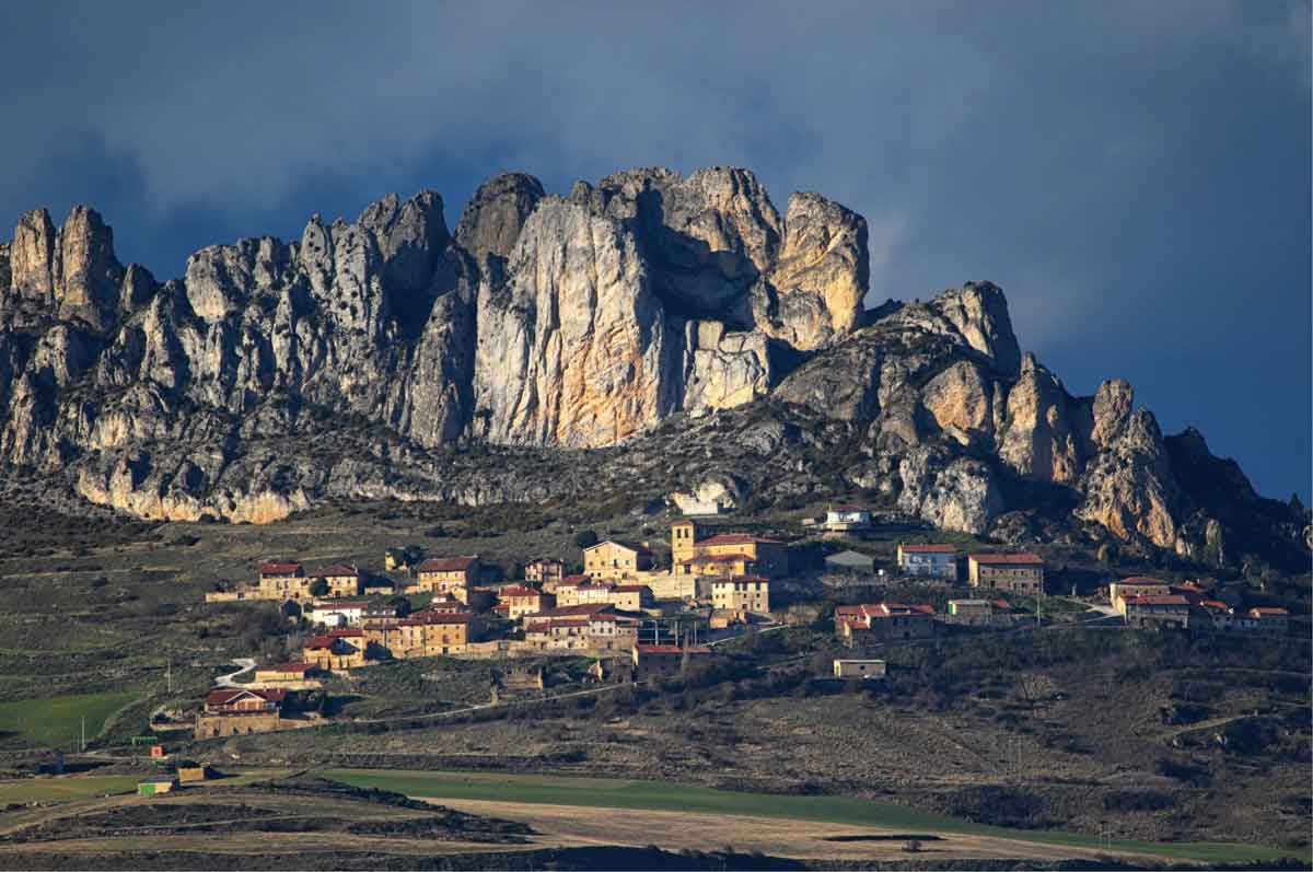 Vista de Cellorigo bajo los riscos de los Montes Obarenes, en La Rioja