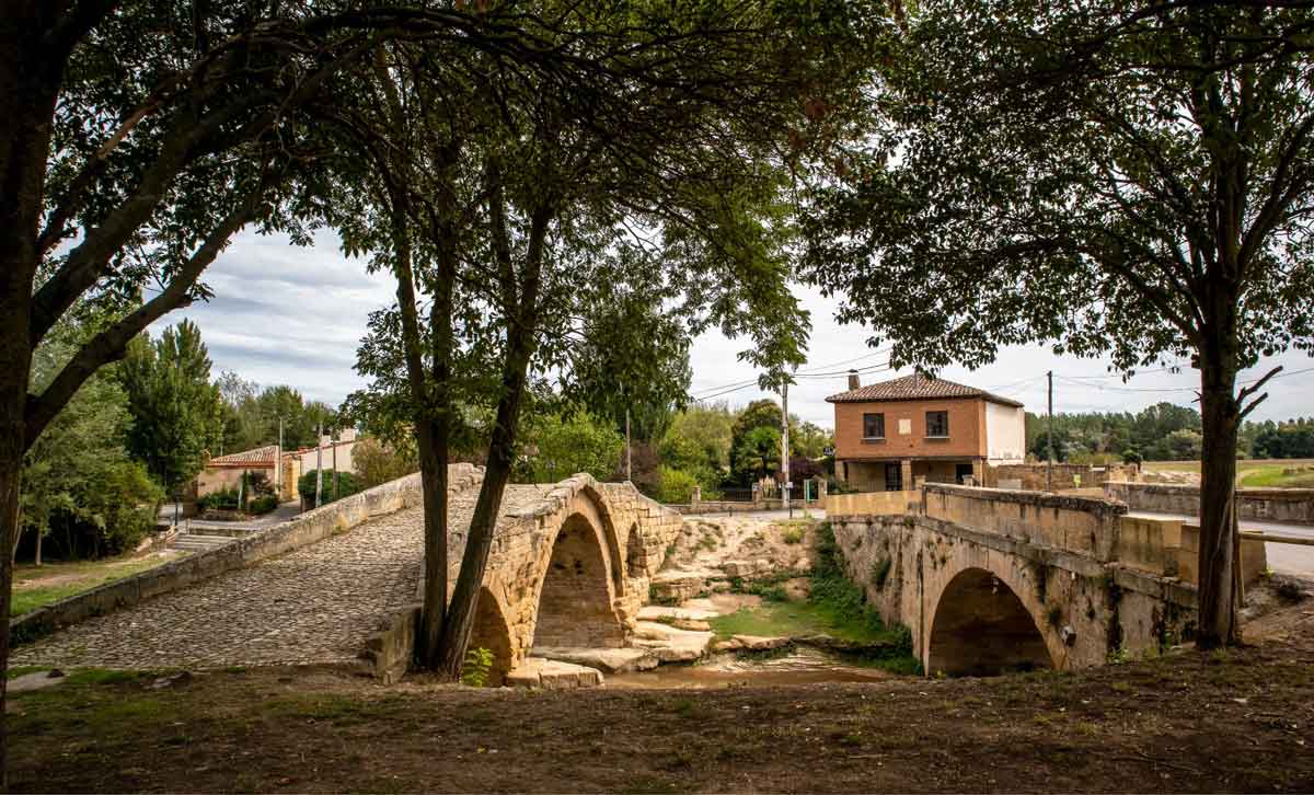 Puente del Priorato de Cihuri sobre el río Tirón, junto al puente moderno