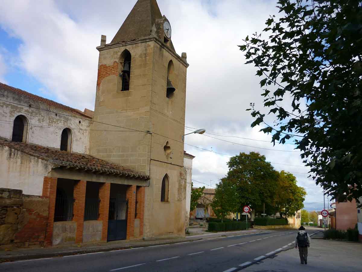 Iglesia de Cirueña junto al trazado del Camino de Santiago