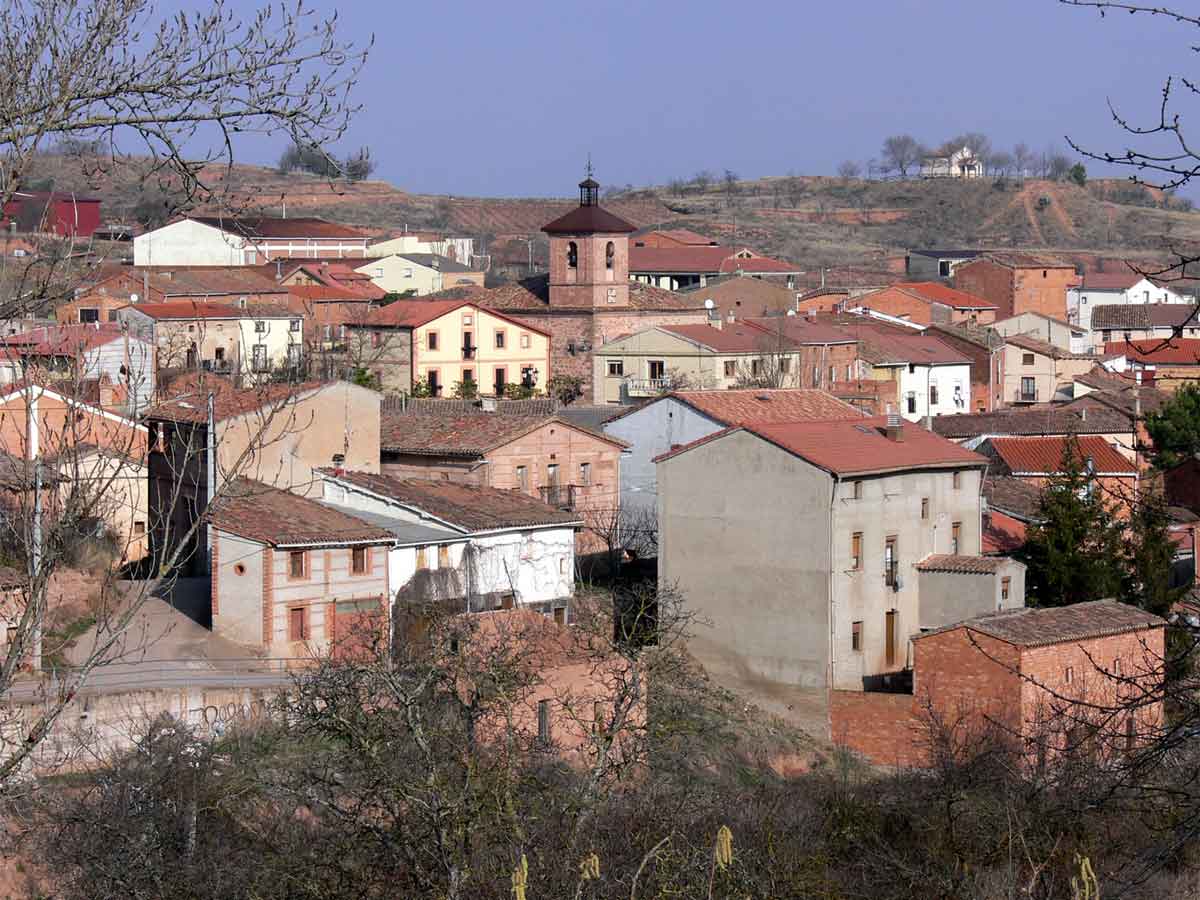 Vista general de Cordovín con el casco urbano y el paisaje agrícola al fondo
