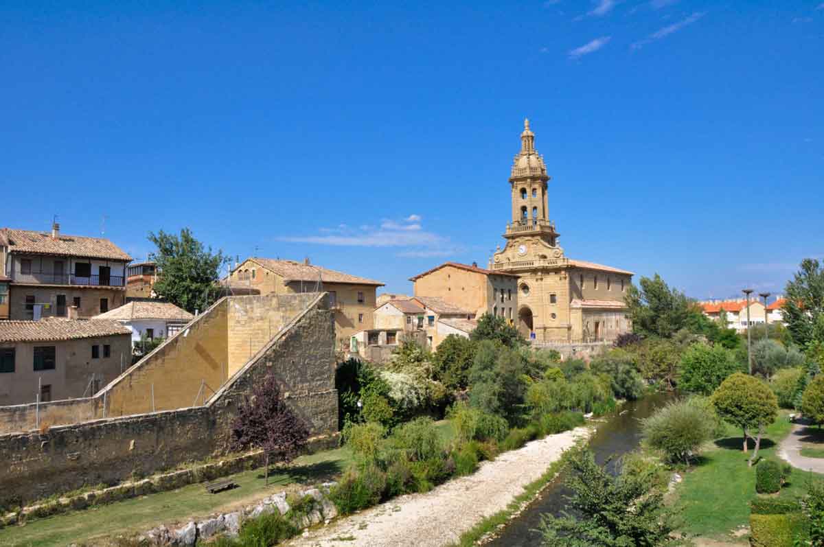 Vista de Cuzcurrita de Río Tirón con la iglesia de San Miguel junto al río