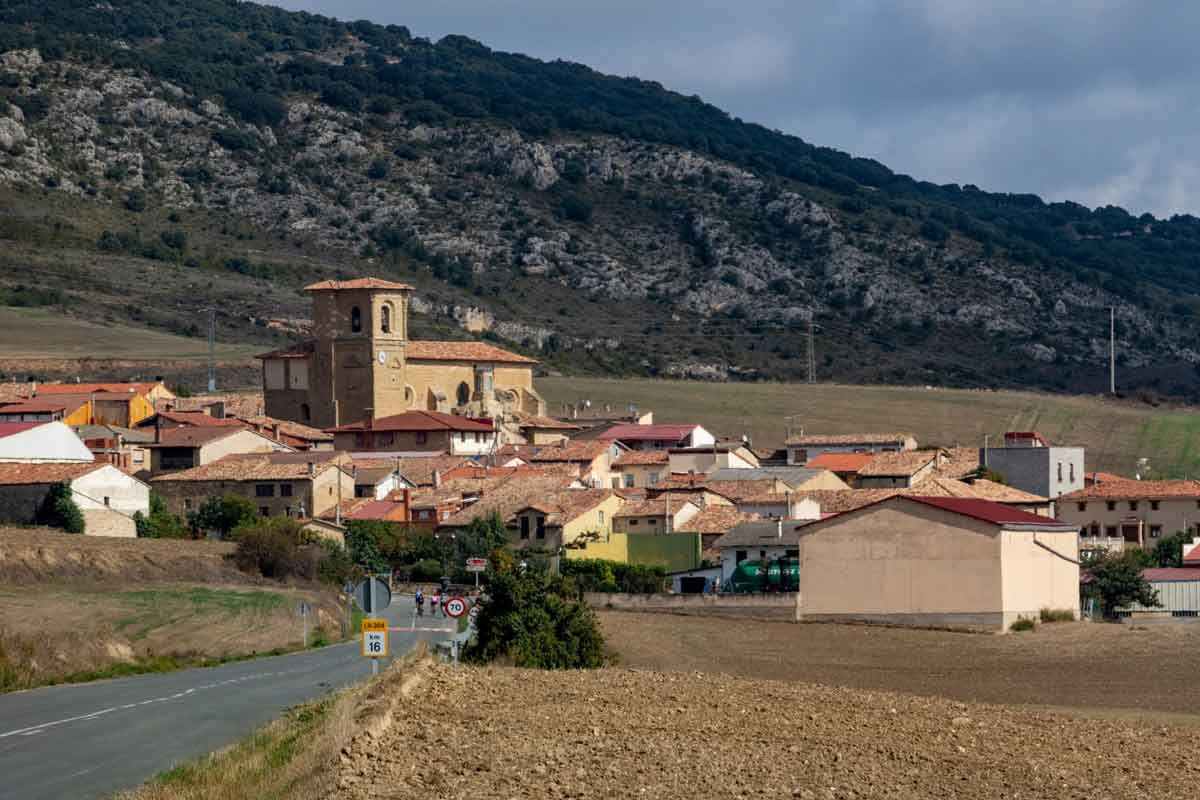Vista de Foncea con la iglesia de San Miguel y los Montes Obarenes al fondo