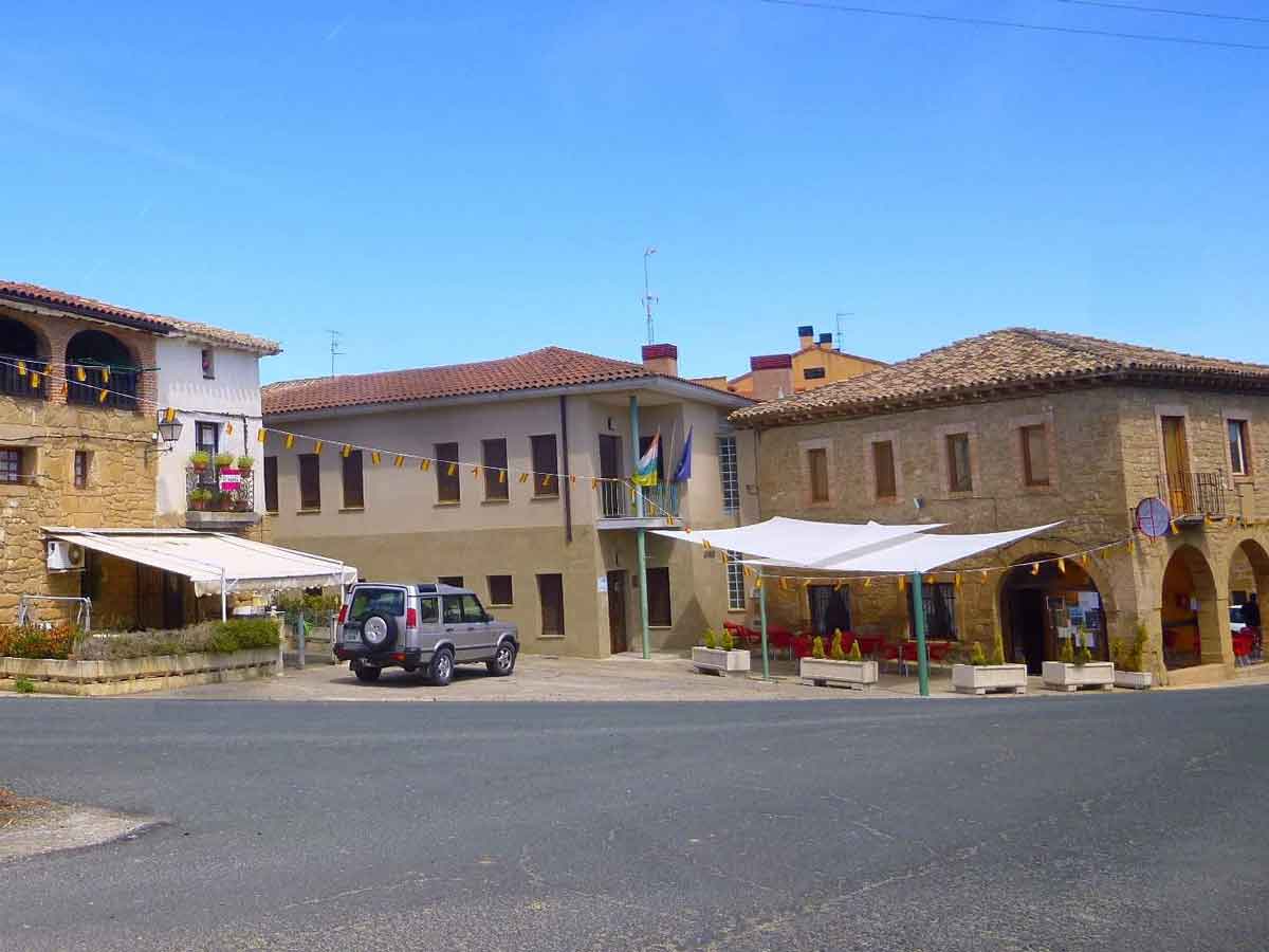 Plaza de Gimileo con el Ayuntamiento y edificios tradicionales de piedra