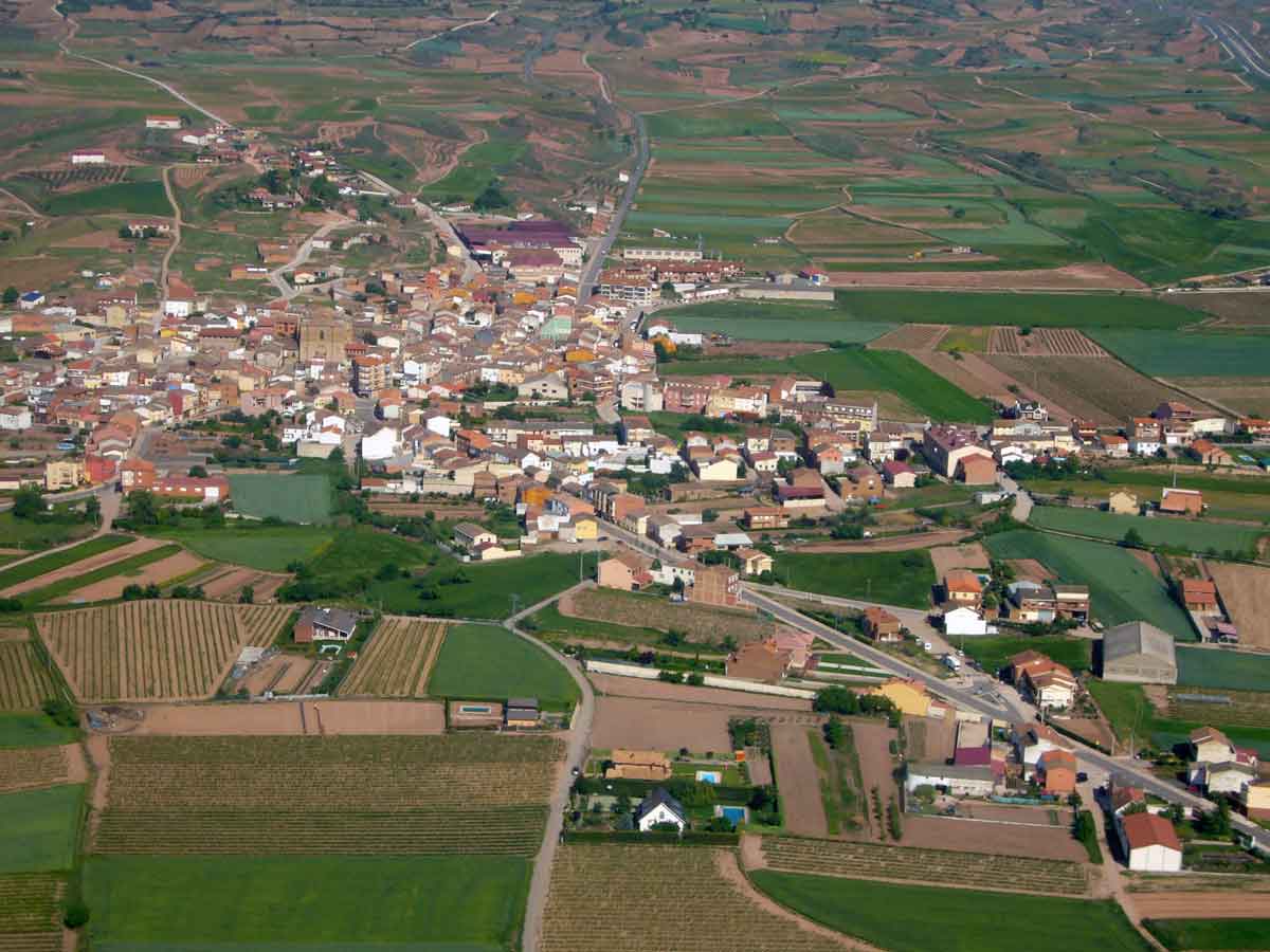 Vista aérea de Huércanos, con el casco urbano rodeado de viñedos, campos de cultivo y caminos rurales.