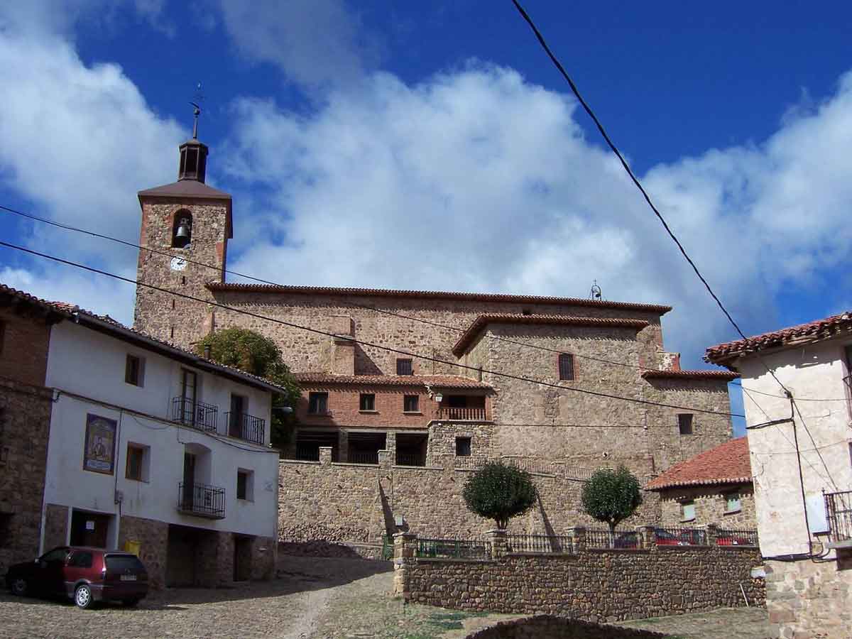 Iglesia y casco urbano de Laguna de Cameros en el Camero Viejo