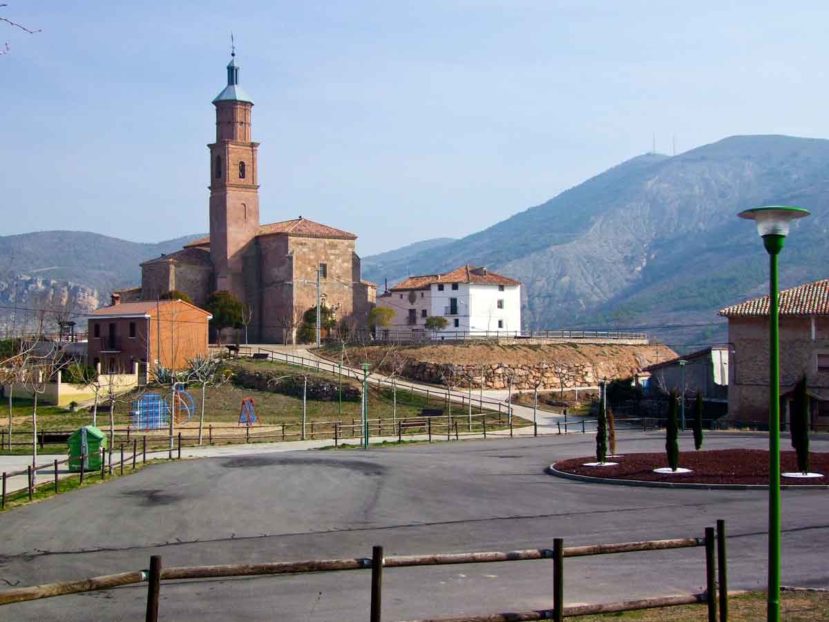 Iglesia de Lagunilla del Jubera con el paisaje del valle al fondo
