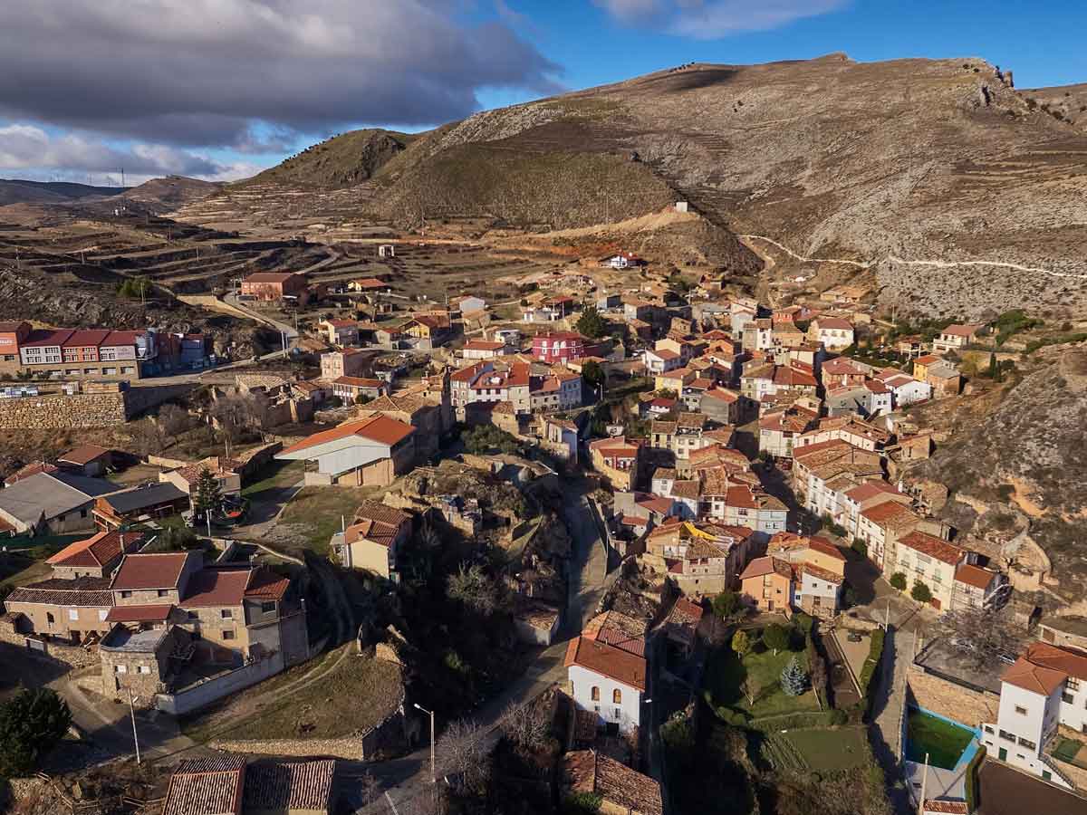 Vista panorámica de Muro de Aguas con Peña Isasa y el paisaje serrano al fondo