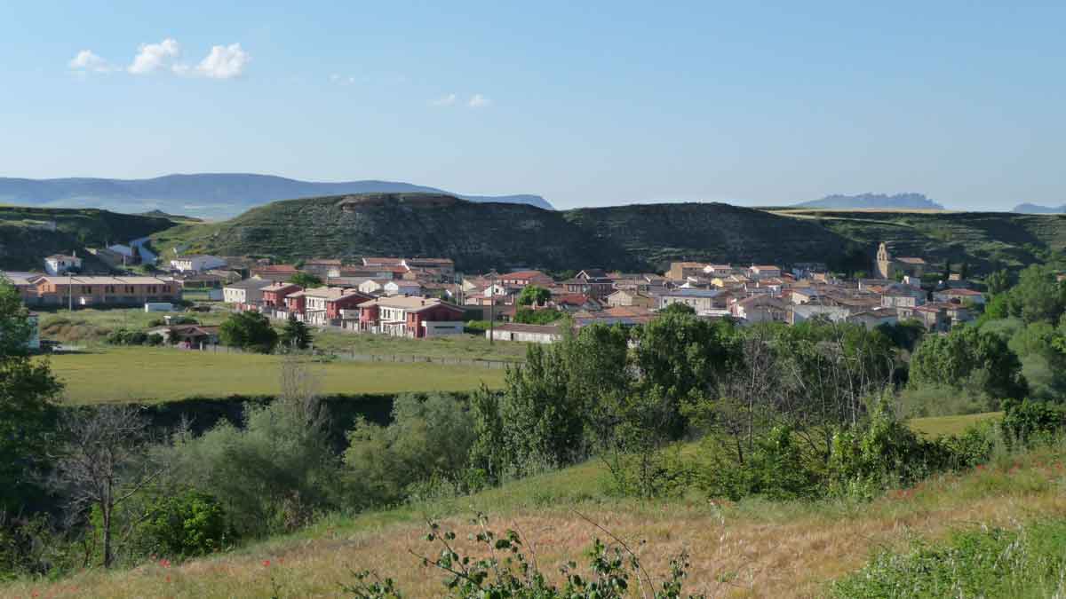 Vista panorámica de Ochánduri con la iglesia de Santa María de la Concepción y el paisaje del valle del Tirón