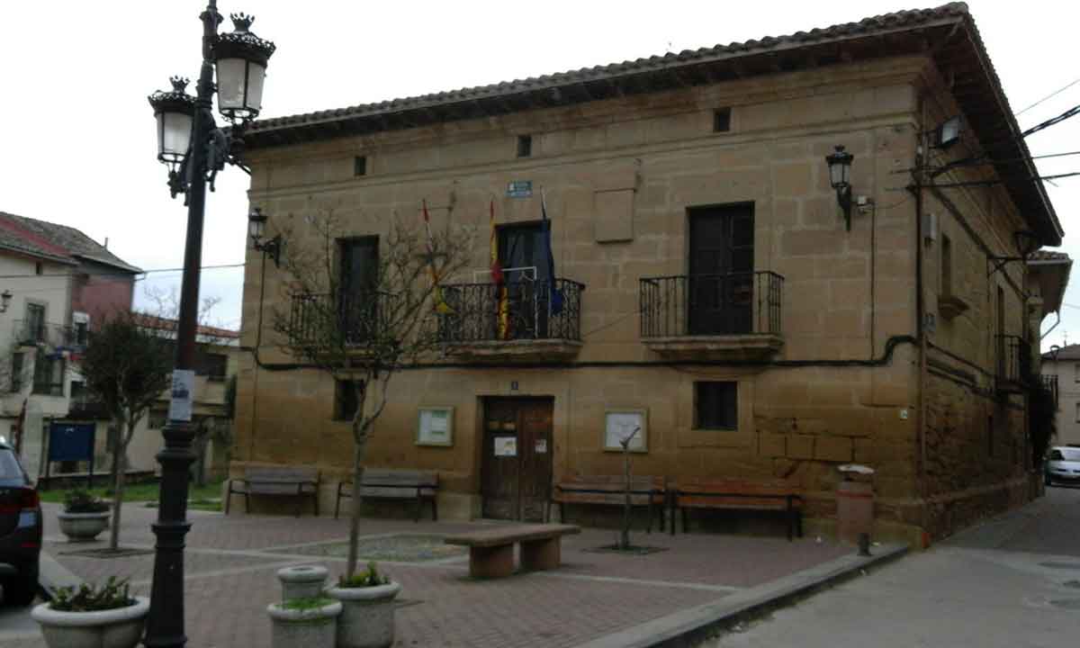 Fachada del Ayuntamiento de Rodezno en la plaza del municipio