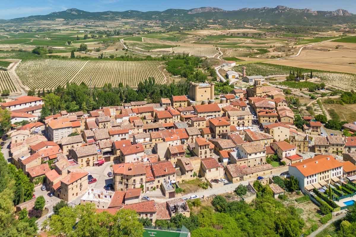 Vista aérea de Sajazarra con el castillo y los viñedos de Rioja Alta