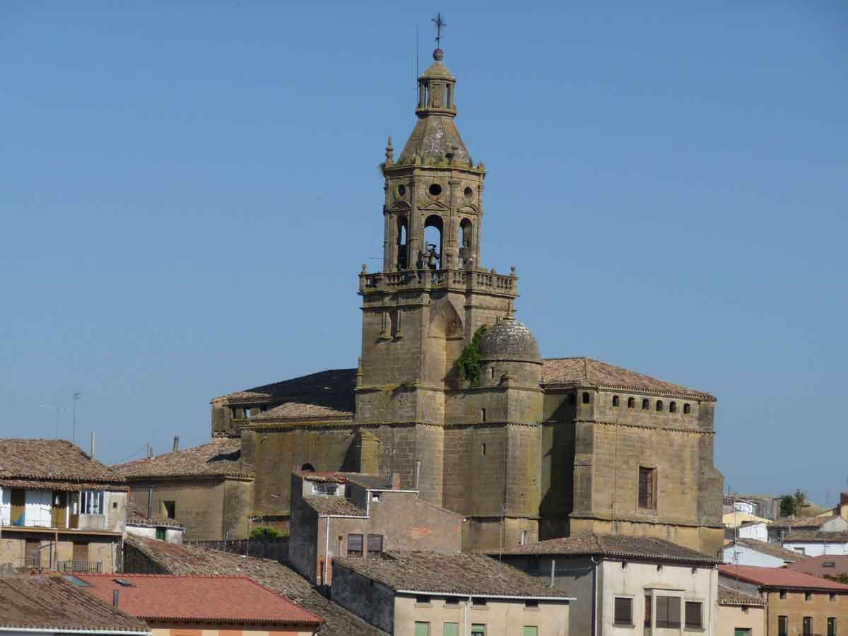Iglesia de la Ascensión sobre el casco urbano de San Asensio, La Rioja