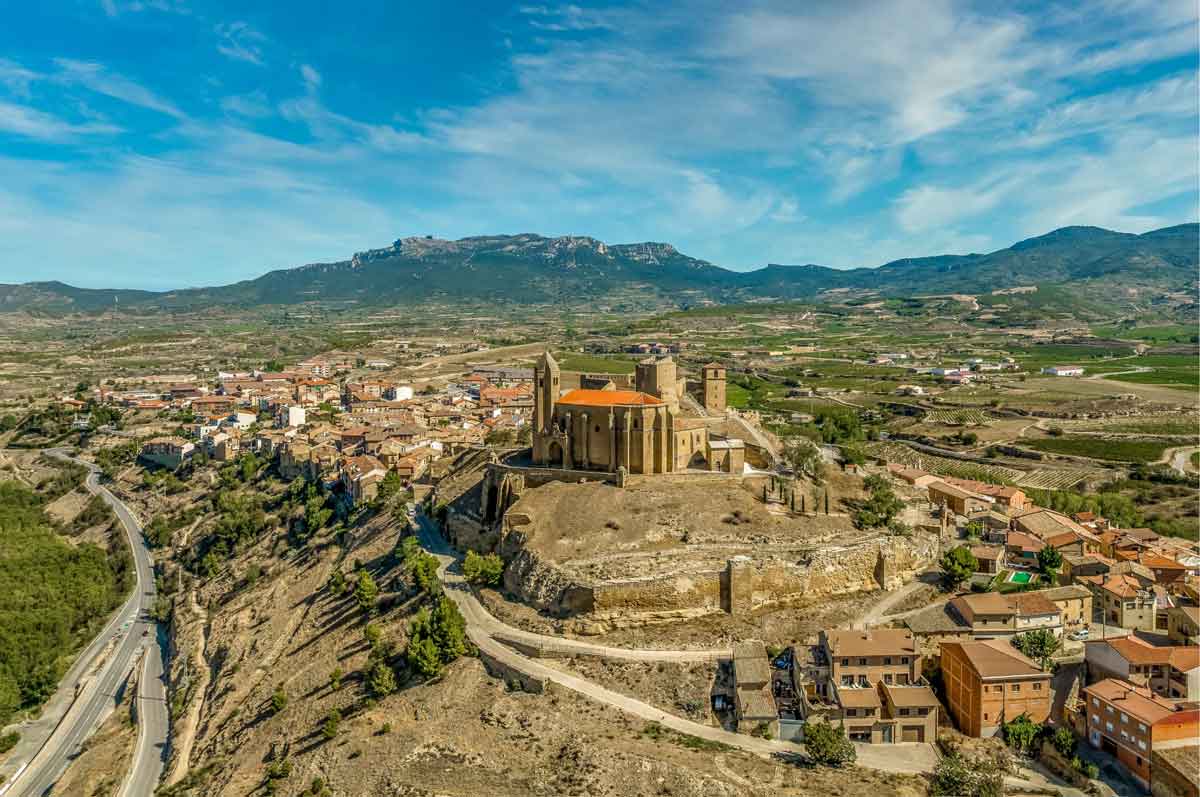 Vista aérea de San Vicente de la Sonsierra con el recinto amurallado, la iglesia de Santa María la Mayor y los viñedos al pie de la sierra.