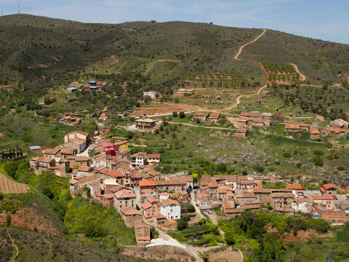 Vista panorámica de Santa Engracia del Jubera con el paisaje del valle al fondo
